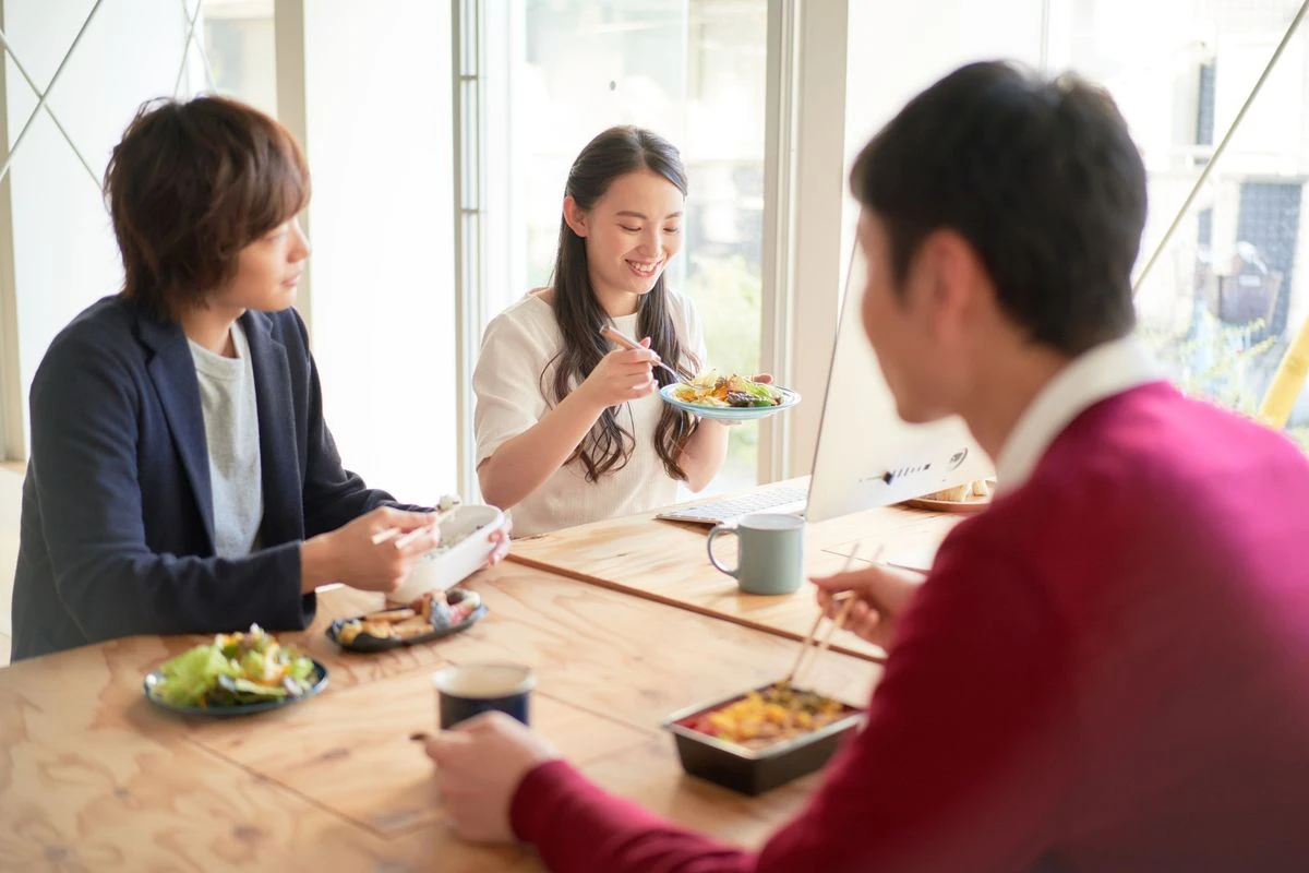 昼食をとる様子