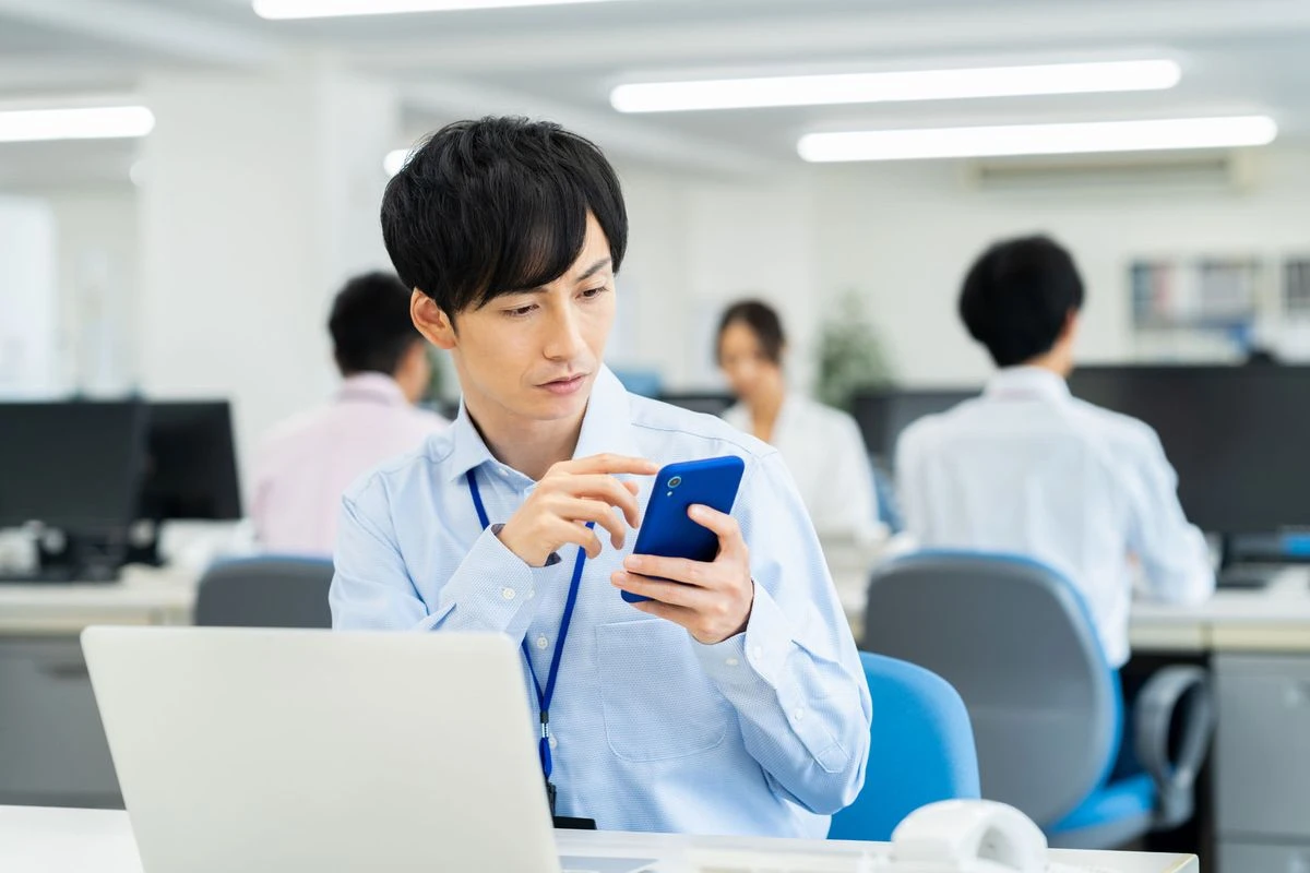 スマホを見る男性社員