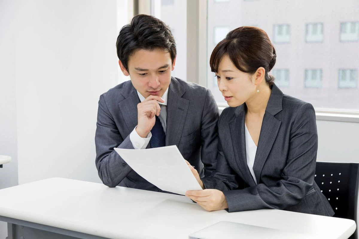 話し合う男性社員と女性社員
