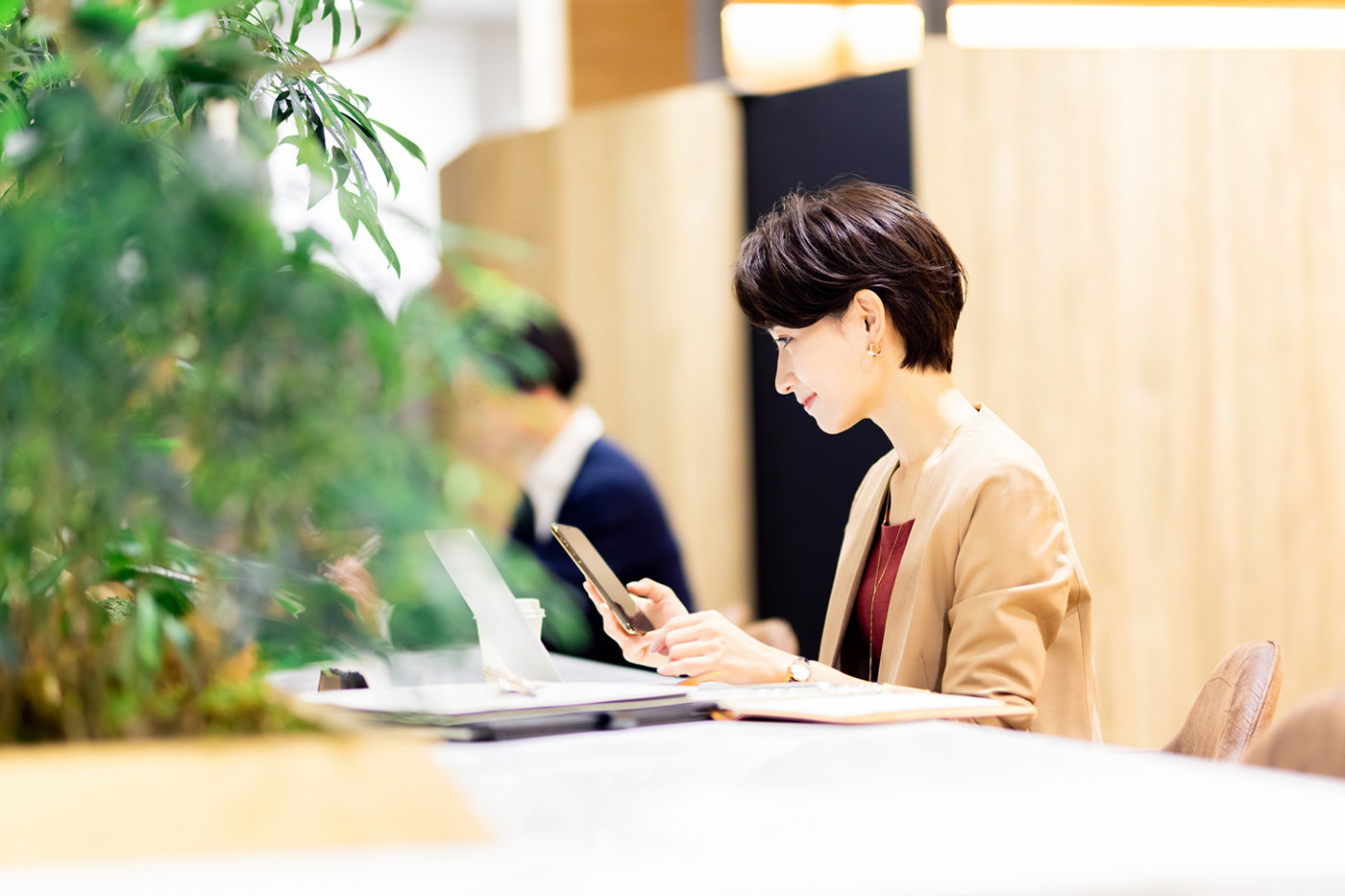 会社内の好きな場所で働く女性のイメージ