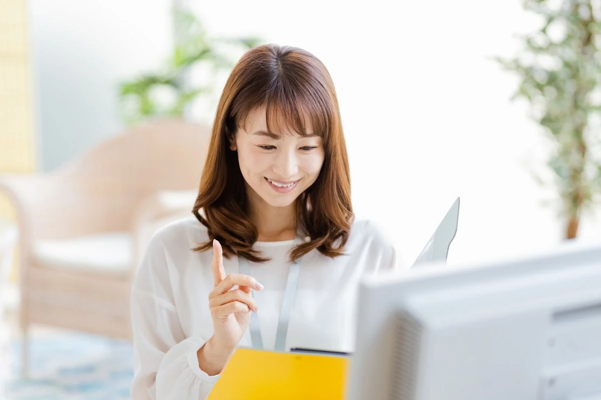 ファイルを見る女性