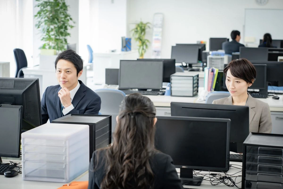 会社で仕事をする社員の様子