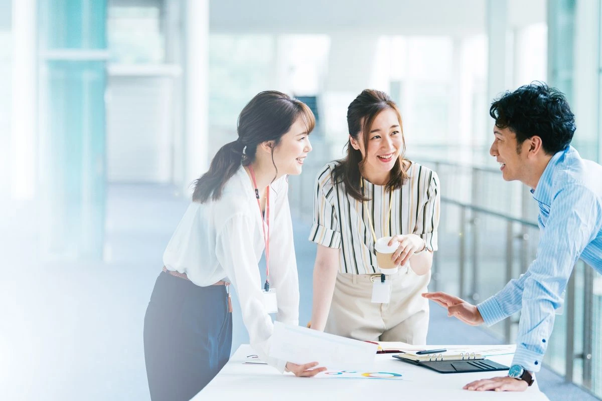 談笑する社員