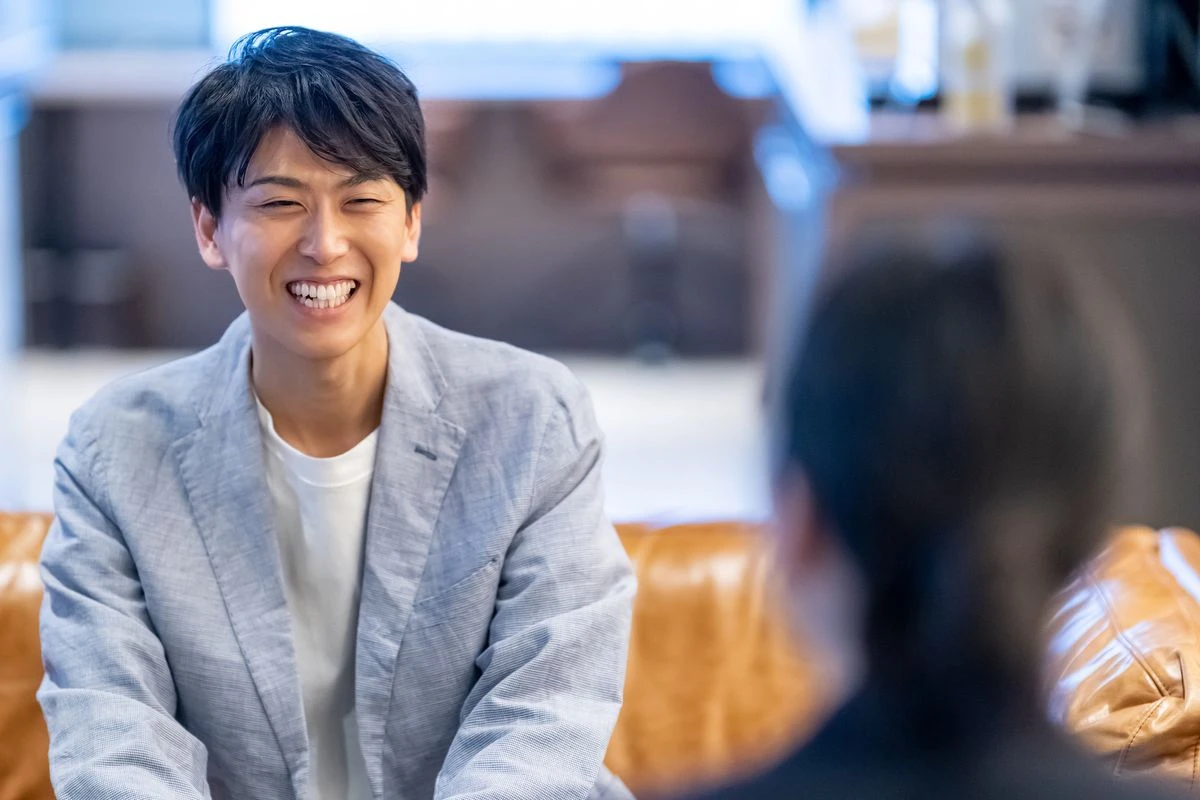 面接をする男性のイメージ