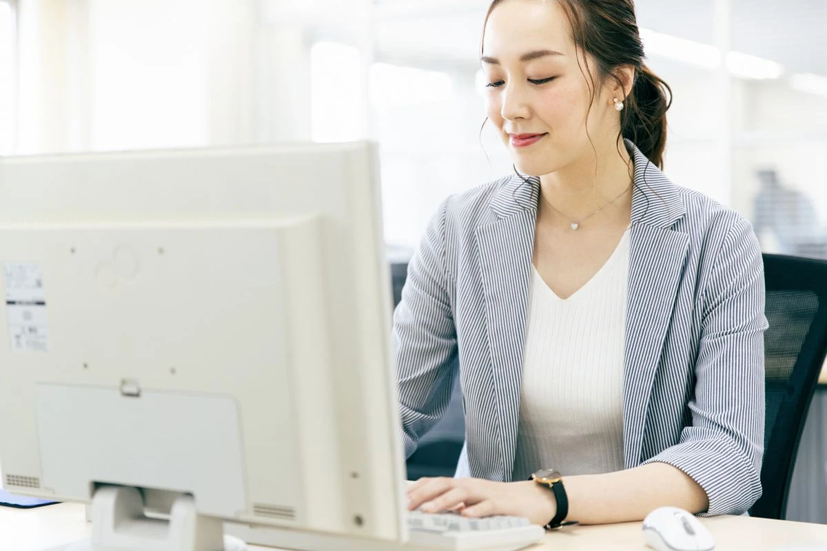 PCで仕事をしている女性の様子