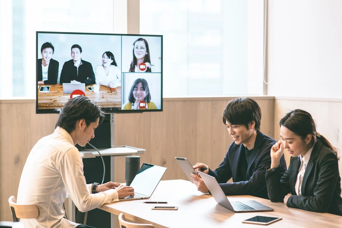 会議室でリモート会議をしているイメージ
