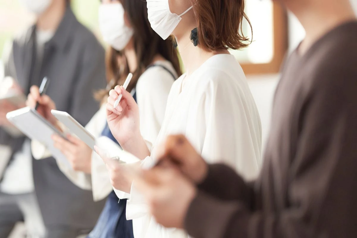 話を聞きながらメモを取る手元のイメージ