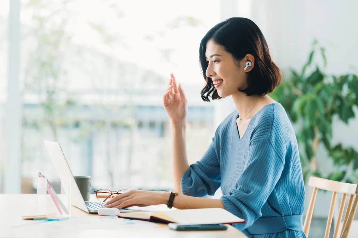 自宅でリモート会議をする女性のイメージ