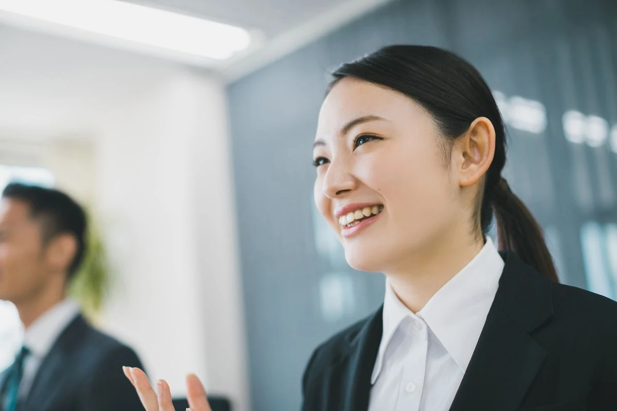 面接を受けている女性のイメージ