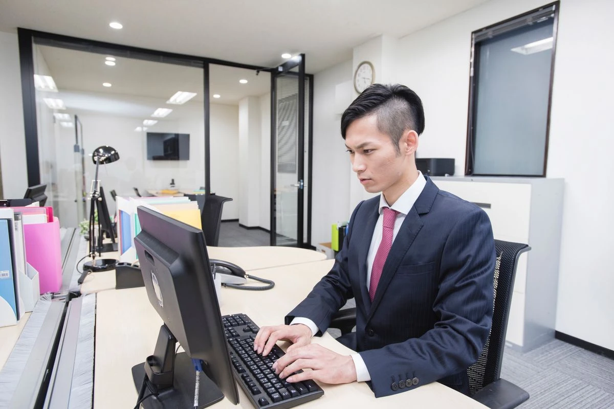 仕事をする男性のイメージ
