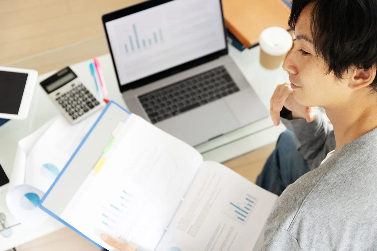 仕事をする男性のイメージ