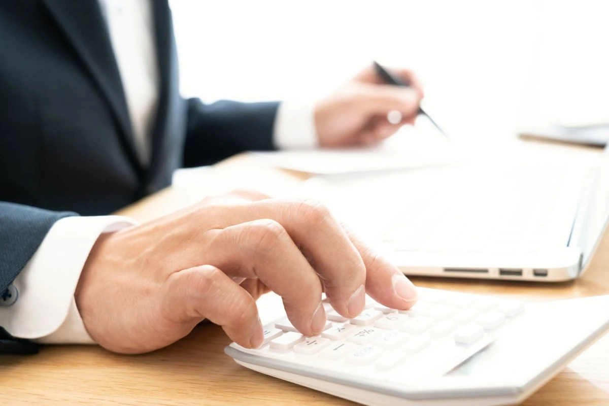 電卓を打つ手元のイメージ