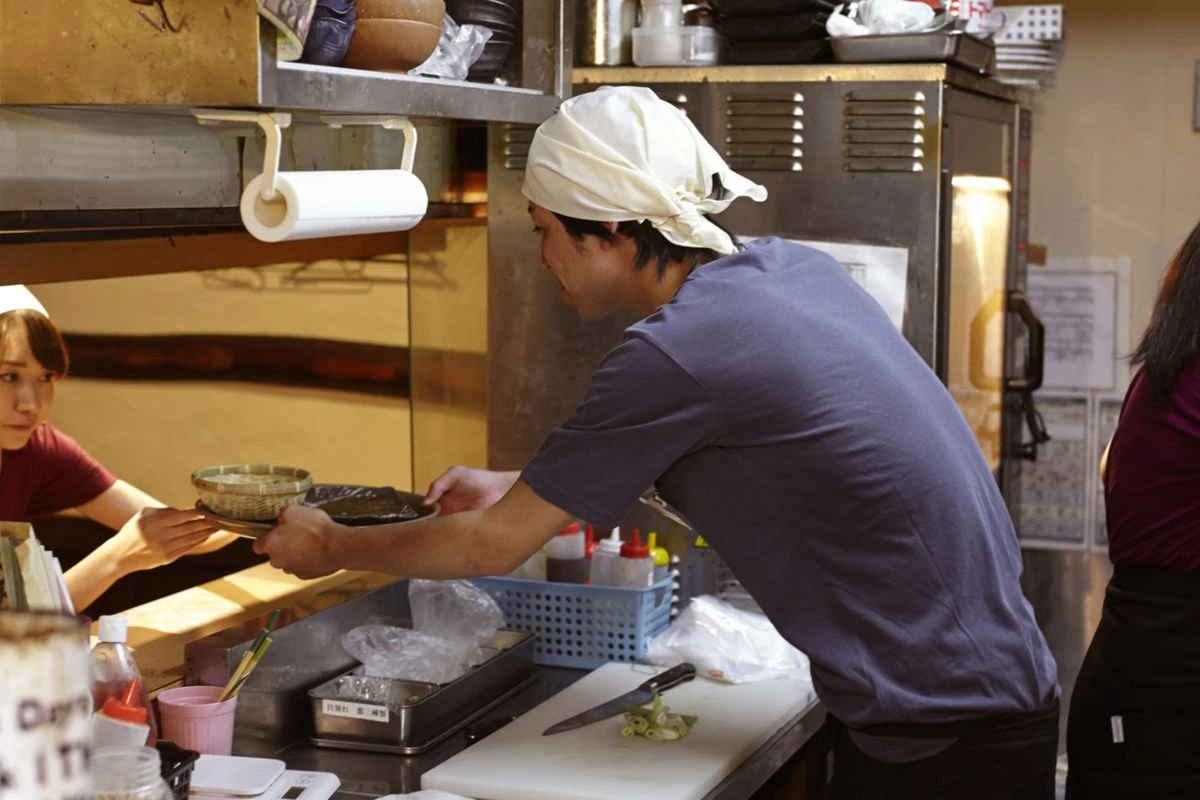 飲食店で働く人のイメージ