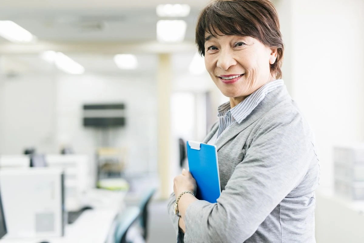 働いている年配の女性のイメージ