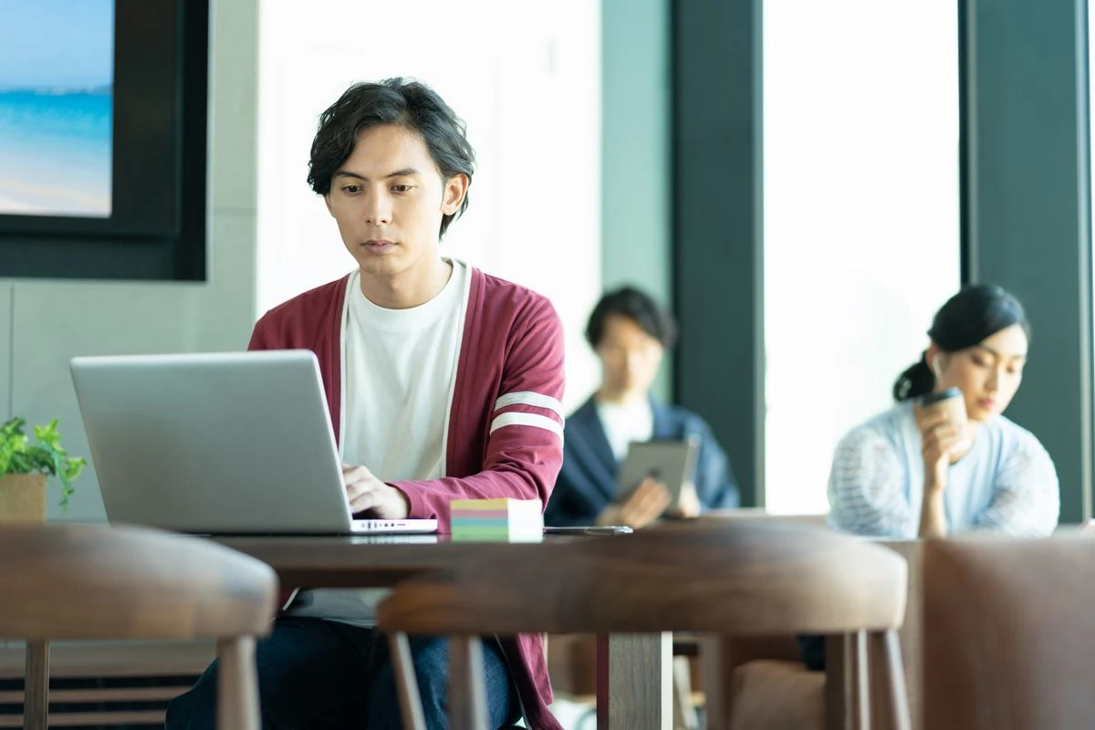 仕事をする男性のイメージ