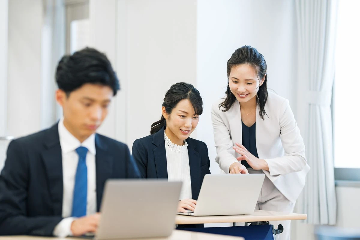 人に教えている様子