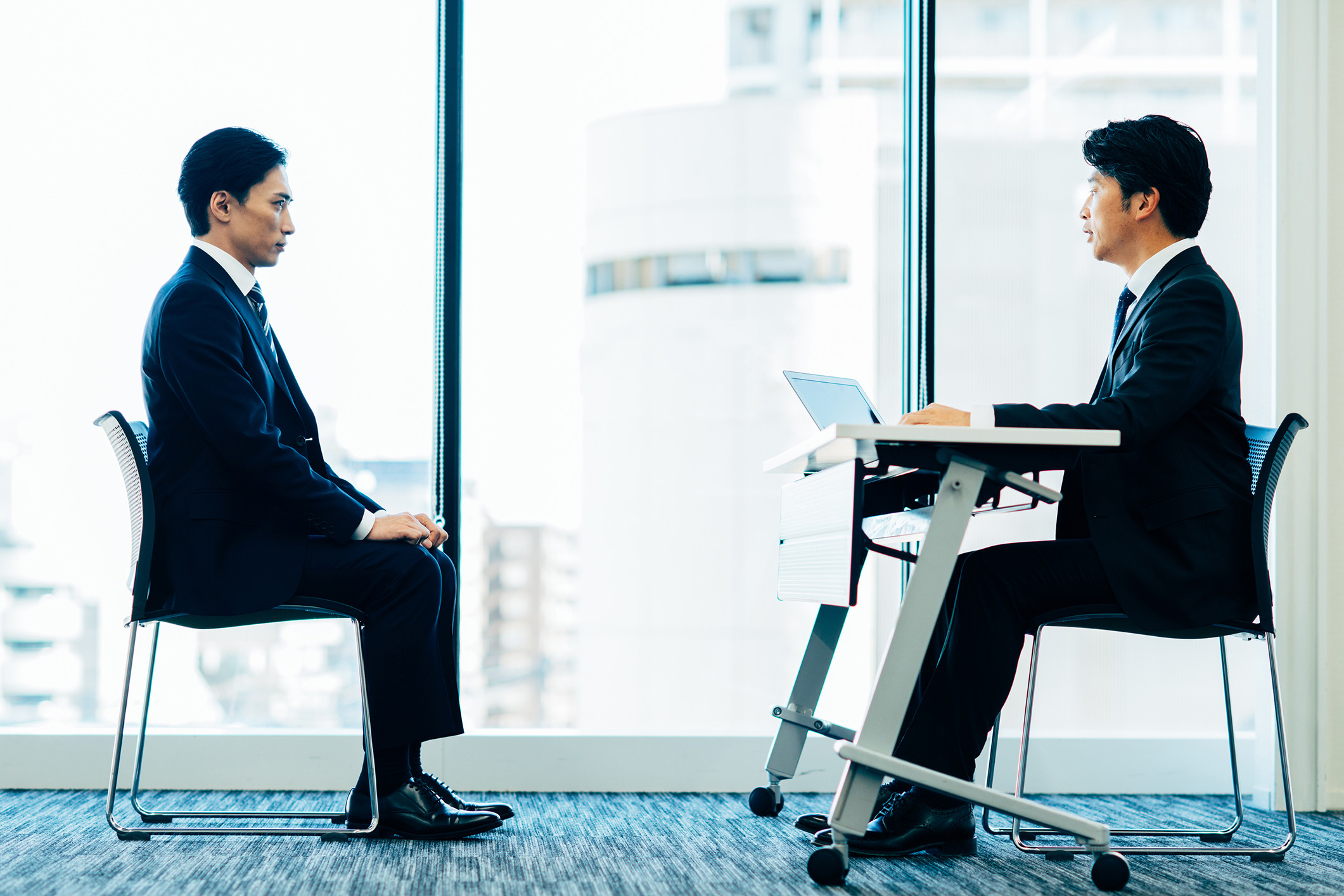 従業員の離職を避けるために、退職の話し合いで人事が注意したいこと