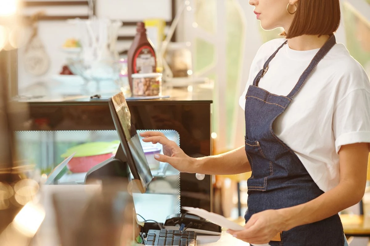 パソコンを触るカフェの店員のイメージ