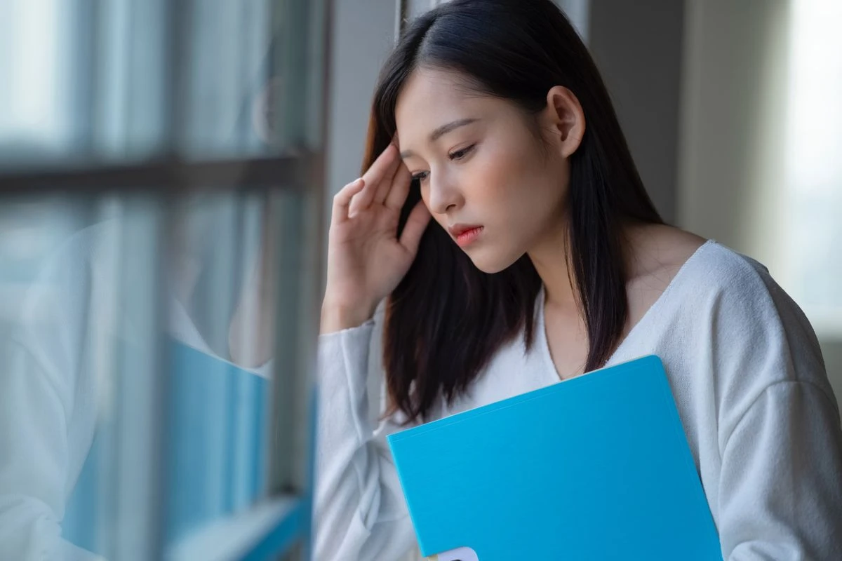 頭をおさえる女性のイメージ