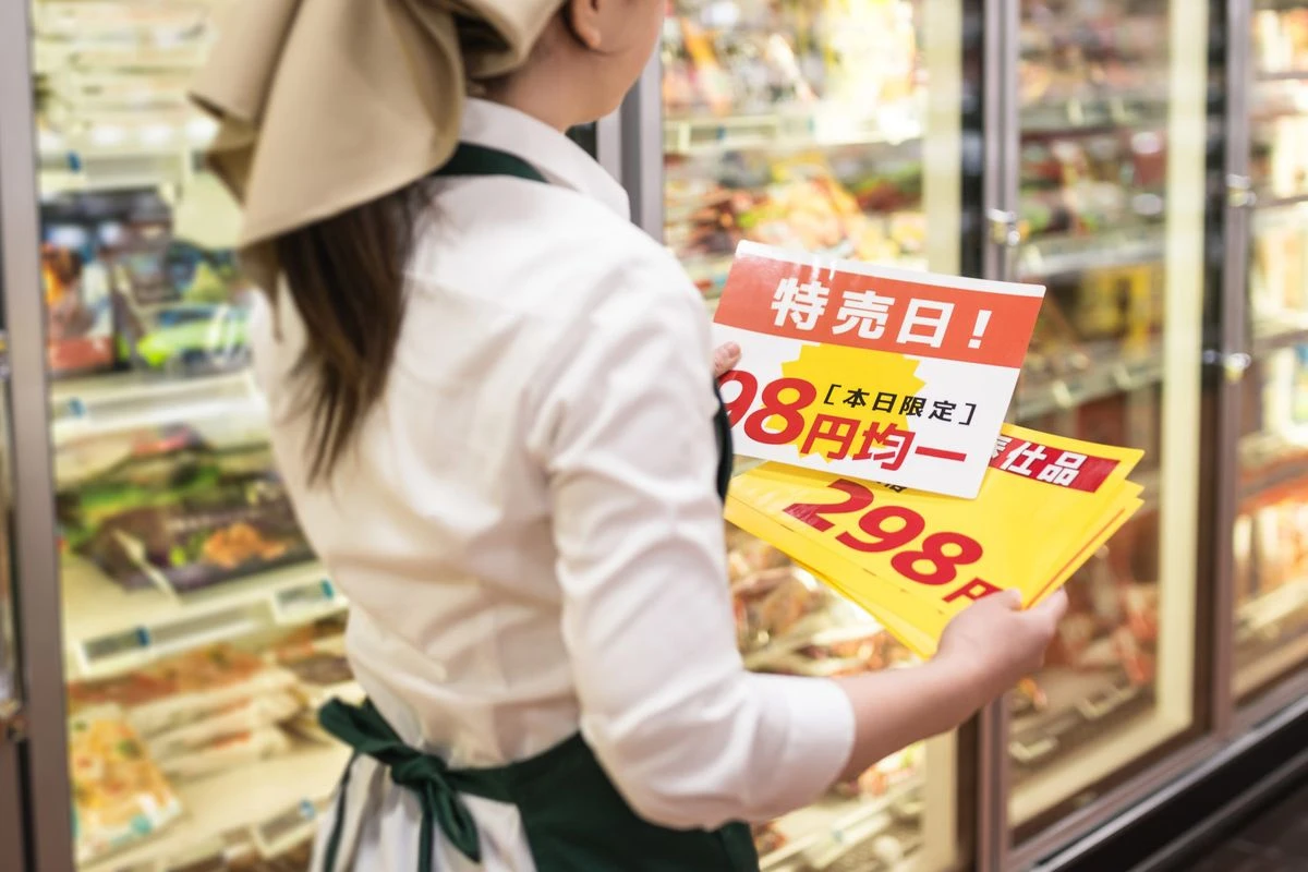 スーパーで働く女性のイメージ