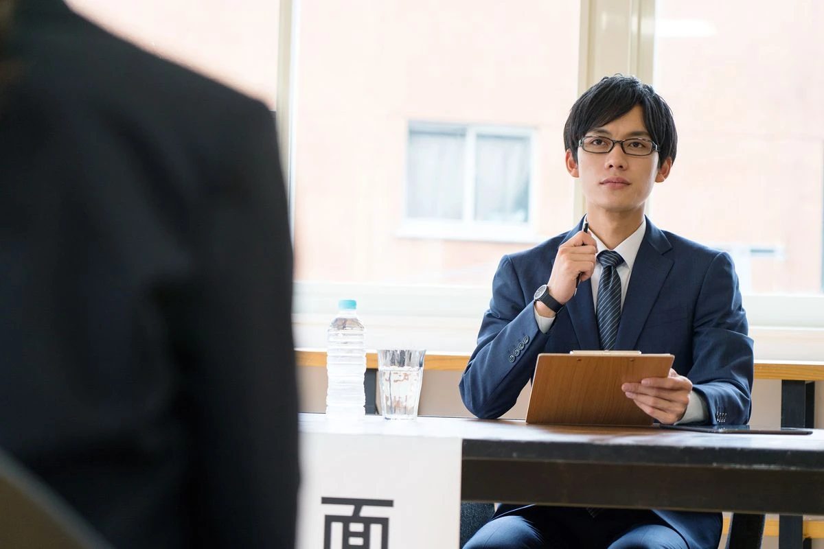 面接をしている男性のイメージ