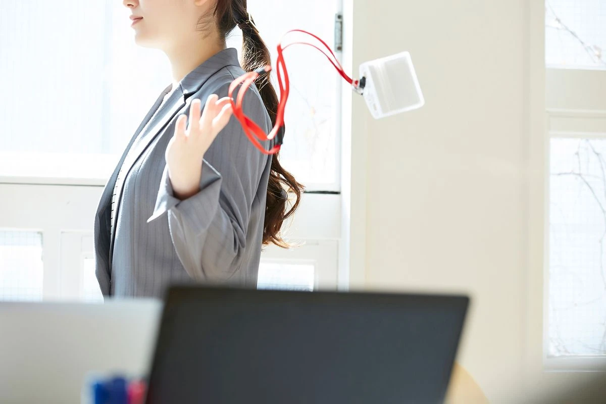 カードホルダーを投げる女性のイメージ