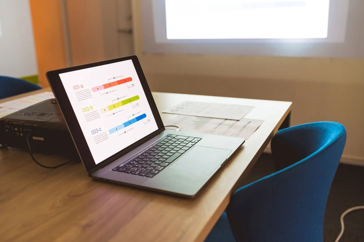 机の上にパソコンがあるイメージ