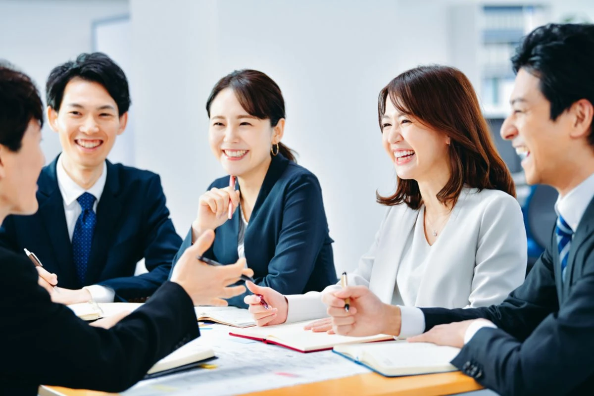 談笑する社員たちのイメージ