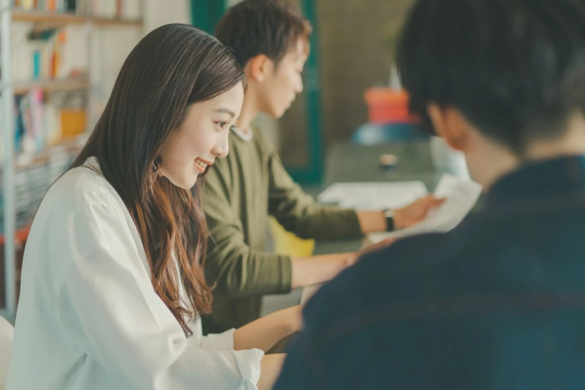 仕事をする女性のイメージ