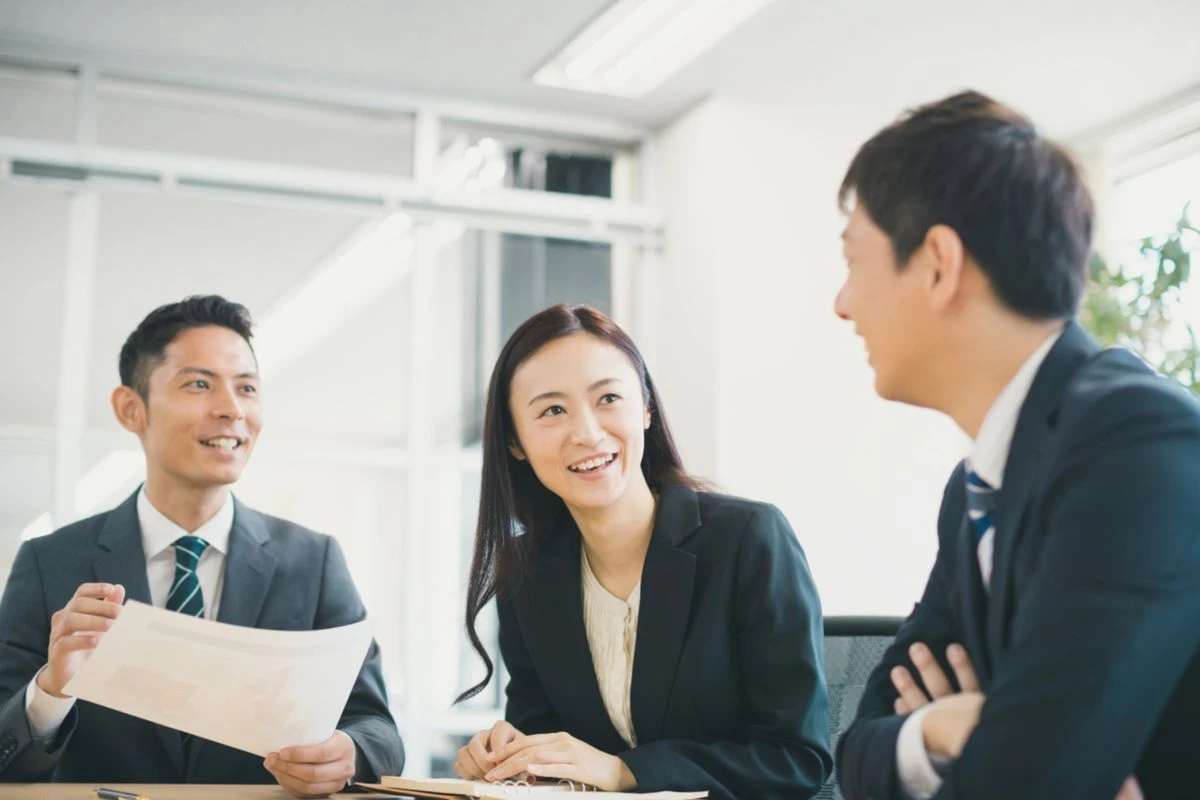 話し合う社員のイメージ