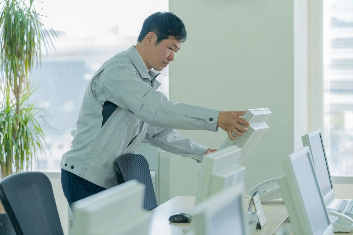 PCを眺める男性のイメージ