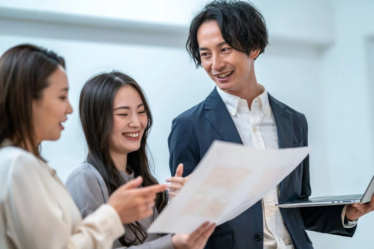 談笑する社員のイメージ
