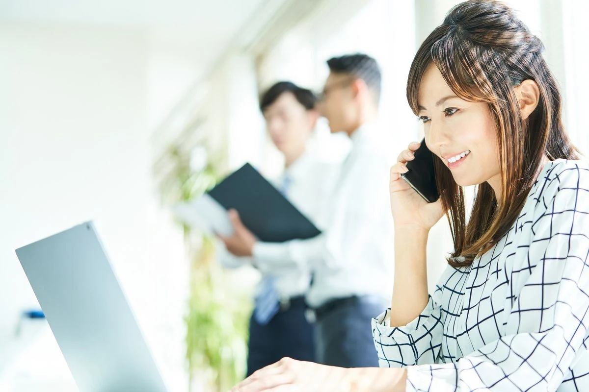 電話をする女性のイメージ