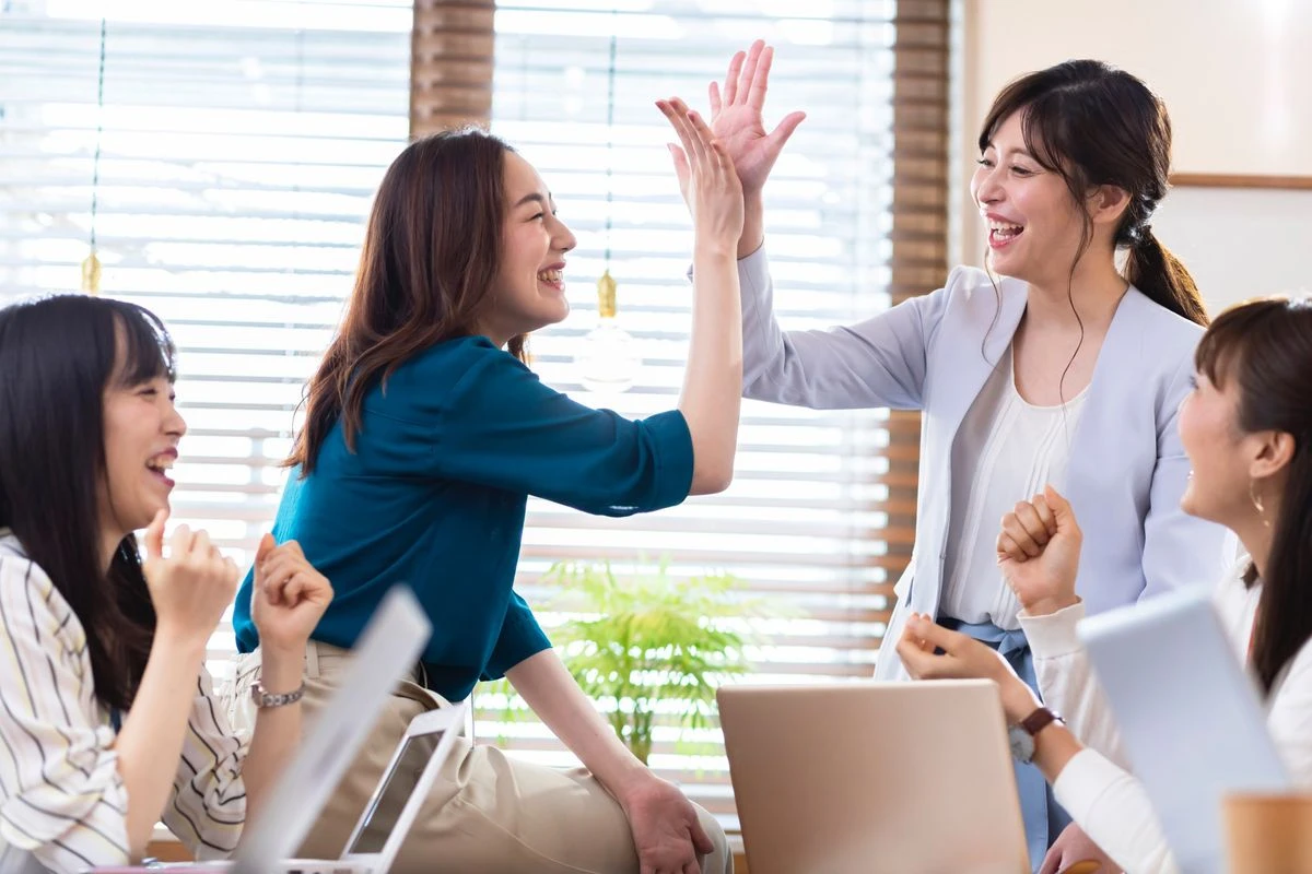 ハイタッチする女性のイメージ