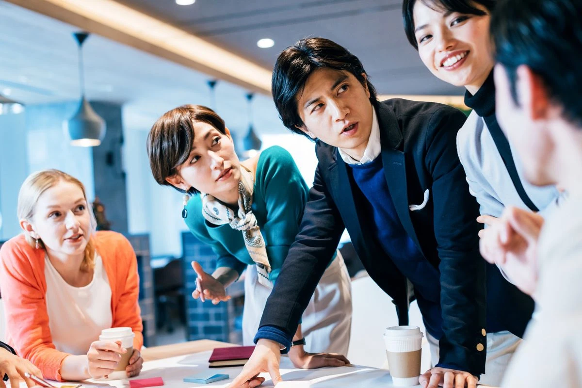話し合いをしている社員のイメージ