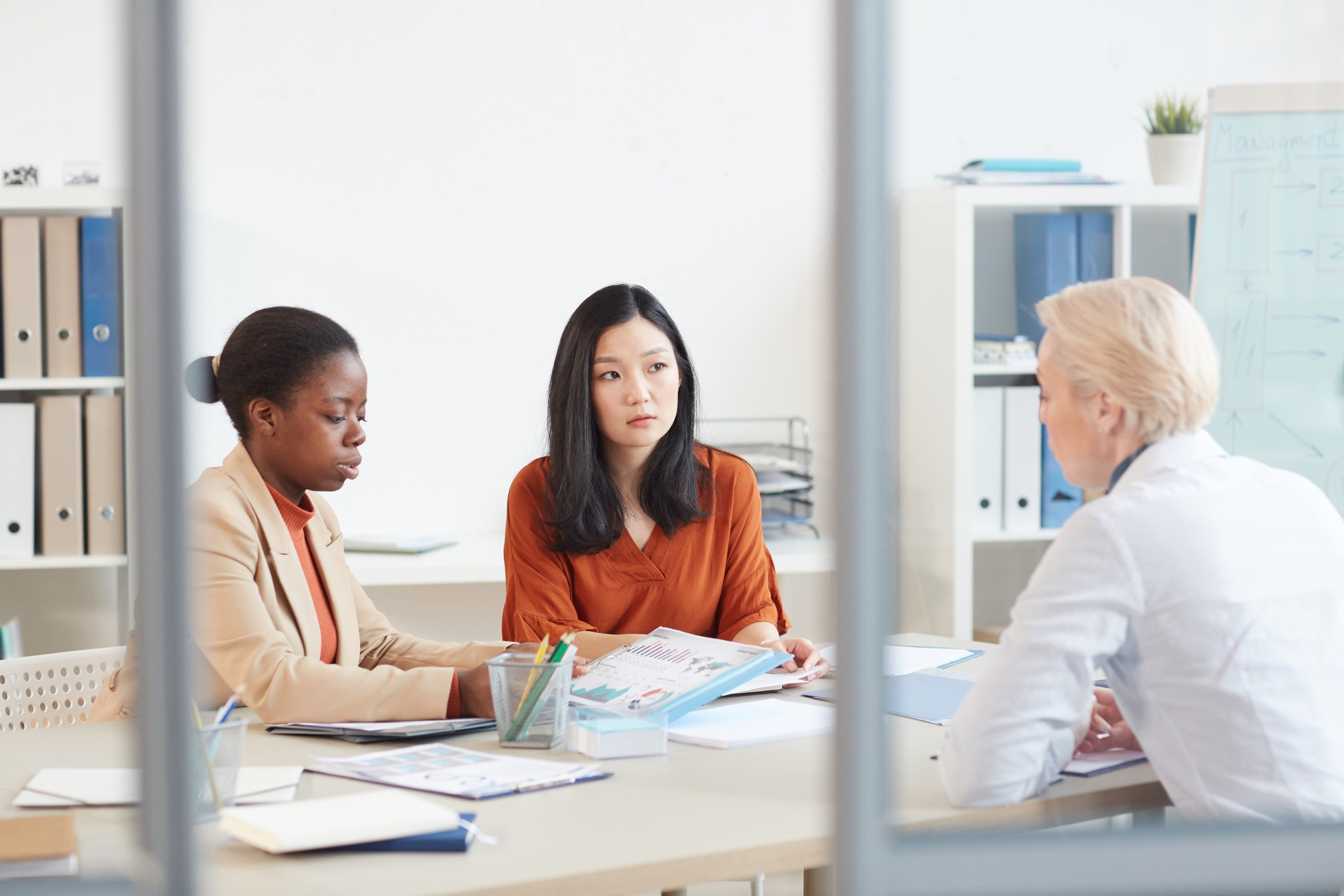 外国人とともに働く職場で見直したい「常識」　互いを理解してトラブルを防ぐには