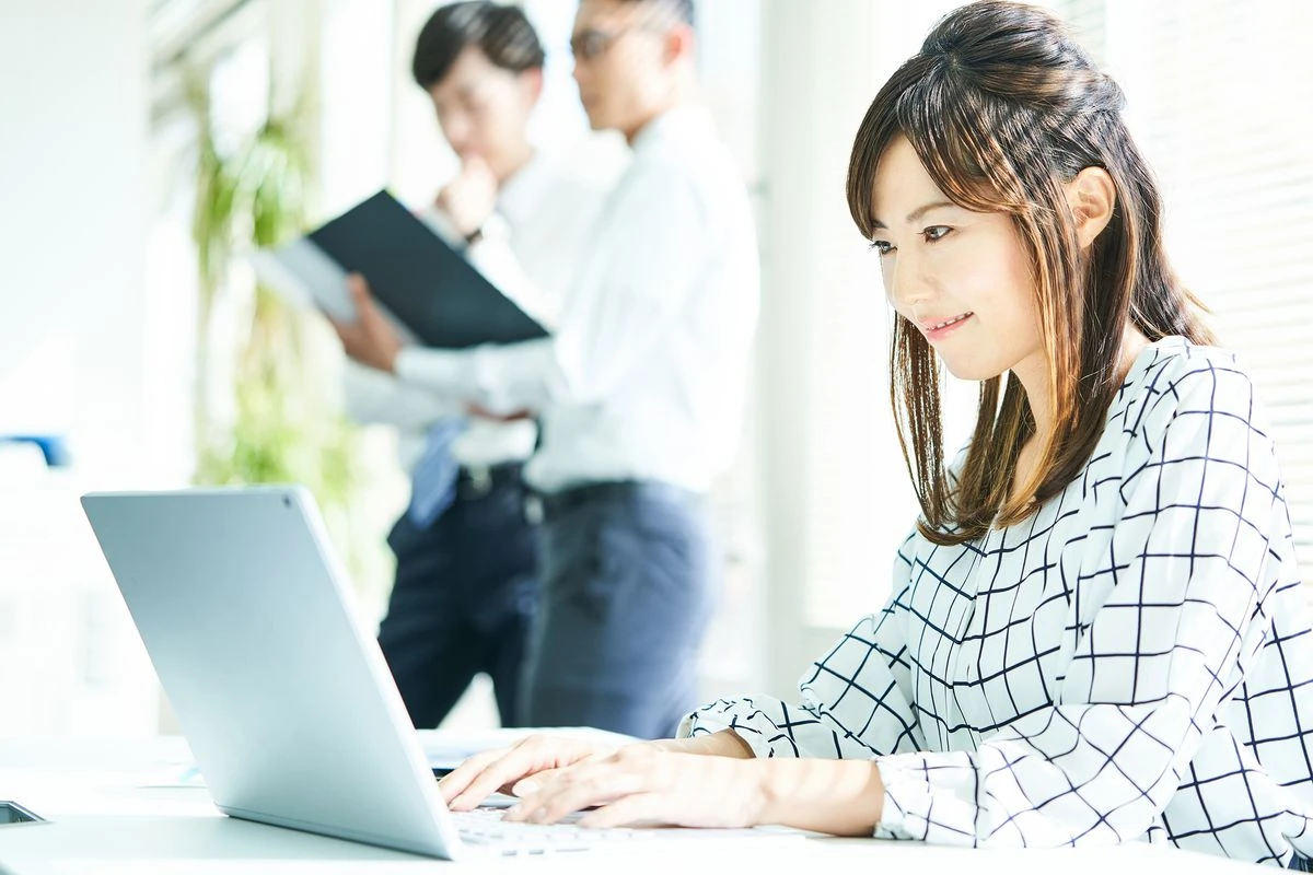 仕事をする女性のイメージ