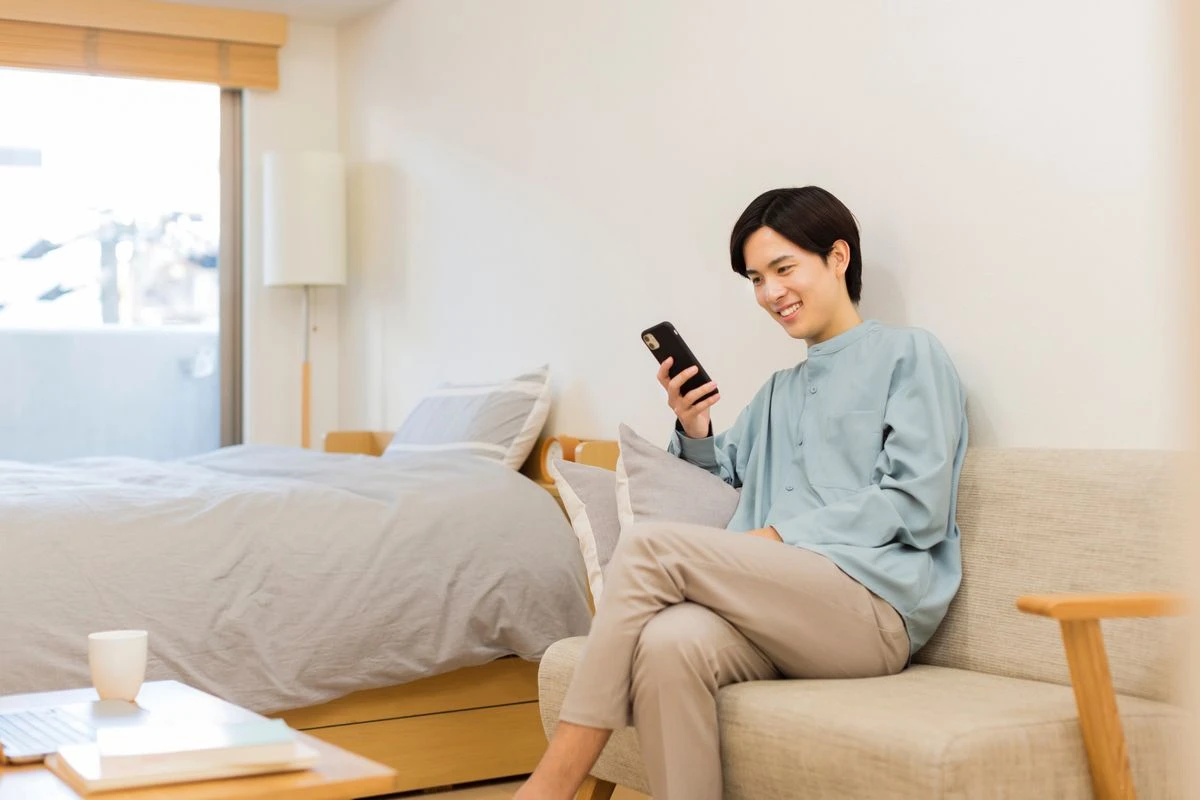 社員寮でくつろいでいる社員のイメージ