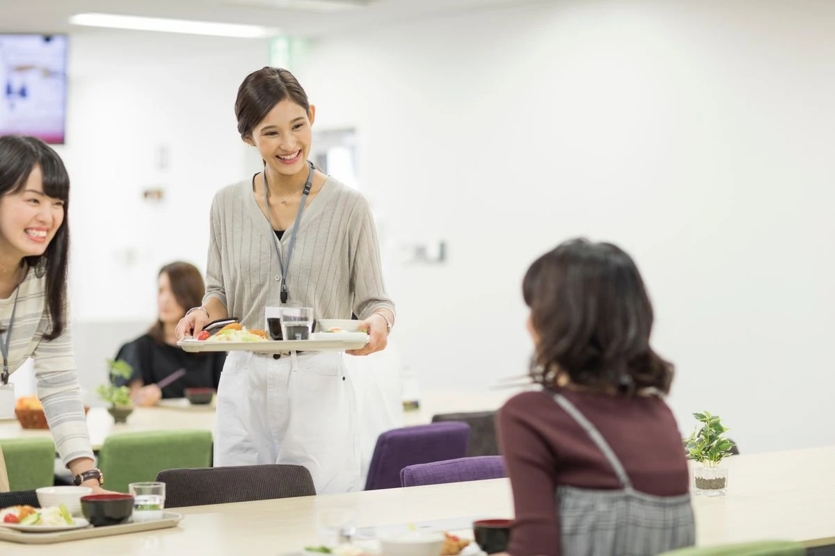 社員寮で食事をする3人の女性のイメージ