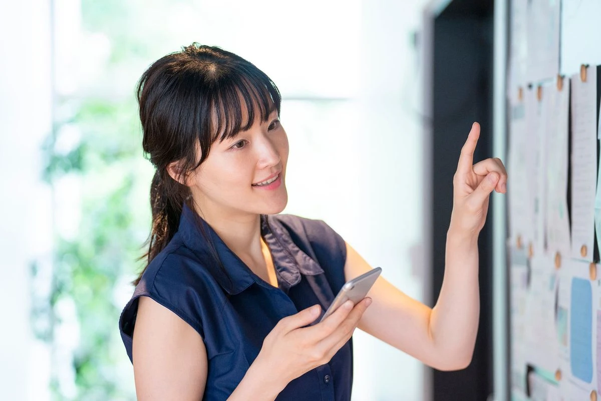 採用活動をしている女性のイメージ