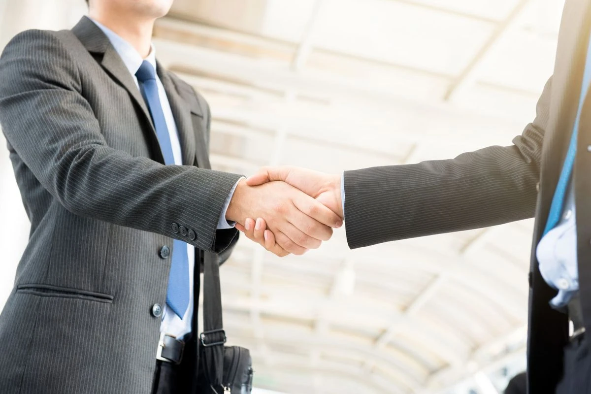 握手をしている手元のイメージ