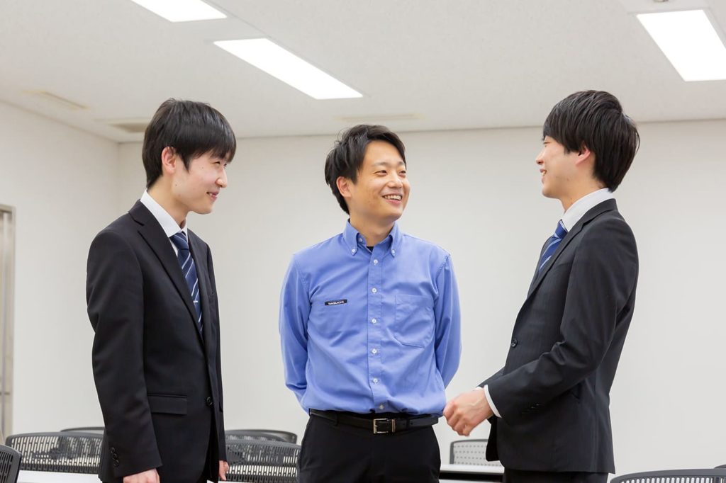 株式会社タグチ工業の社長・田口博章さんとインターンシップに参加した大学院生の三宅翔斗さん、吉實隼稀さん