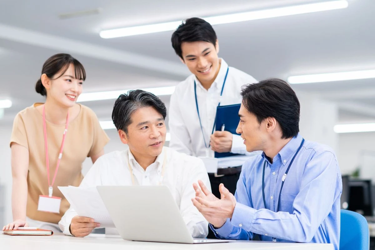 話し合う従業員のイメージ