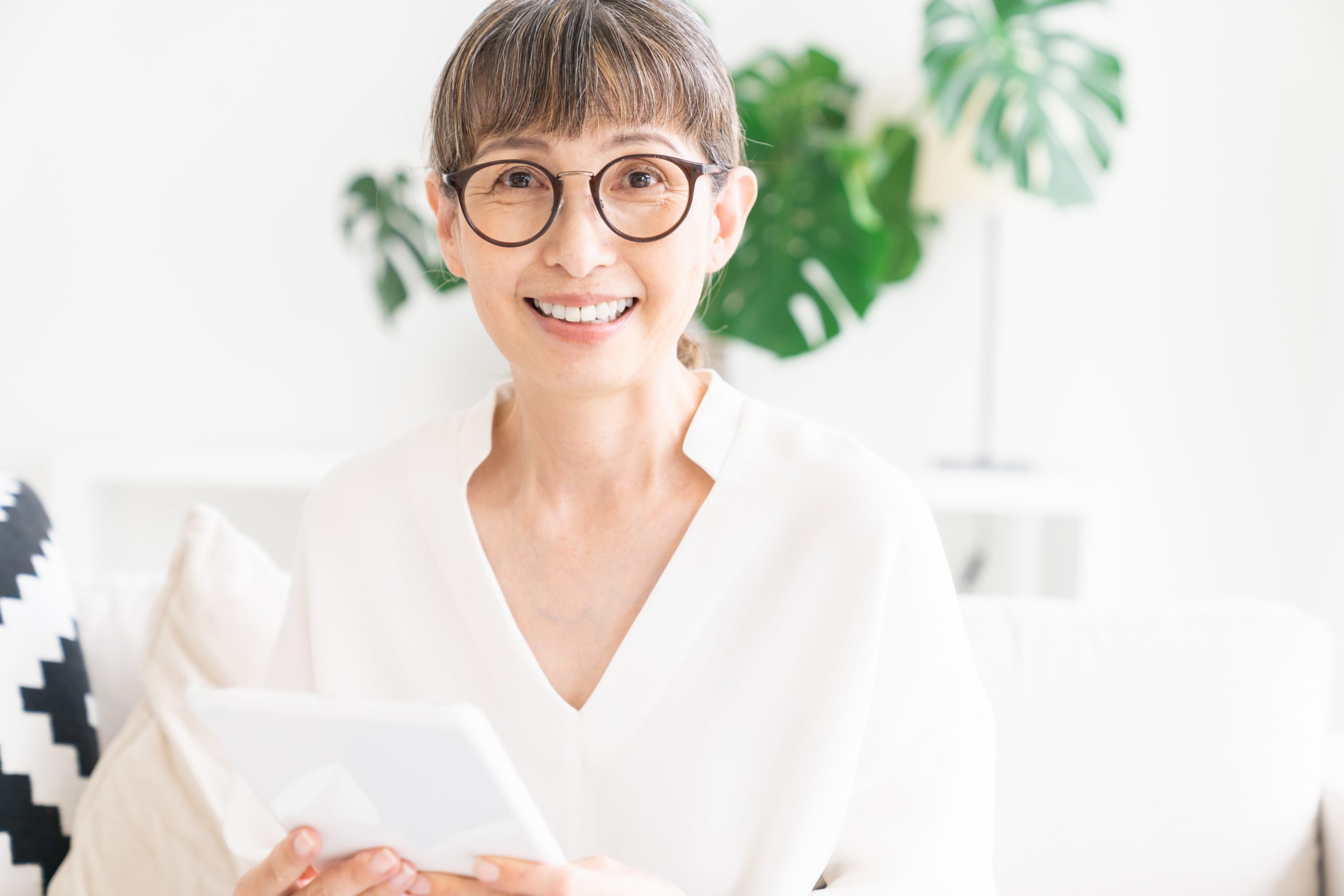 タブレットコンピュータを使用するシニアの女性のイメージ