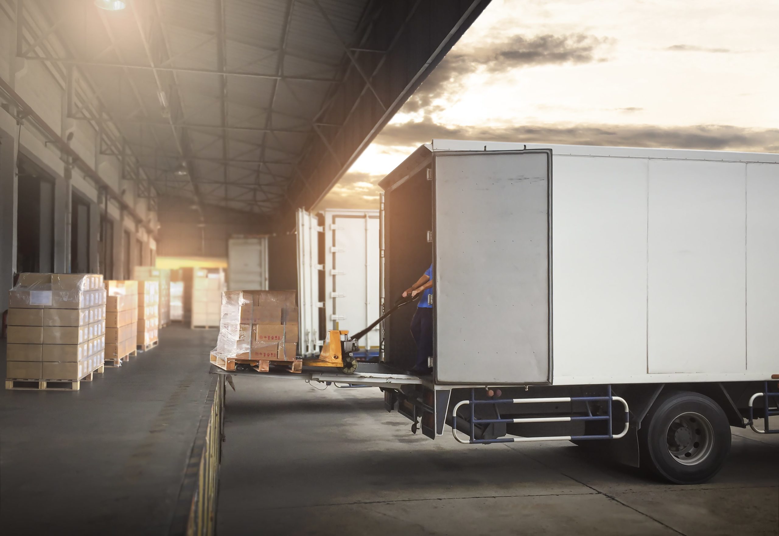 トラックへ荷物を積むイメージ