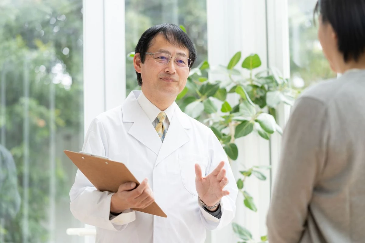 診察をする医師のイメージ