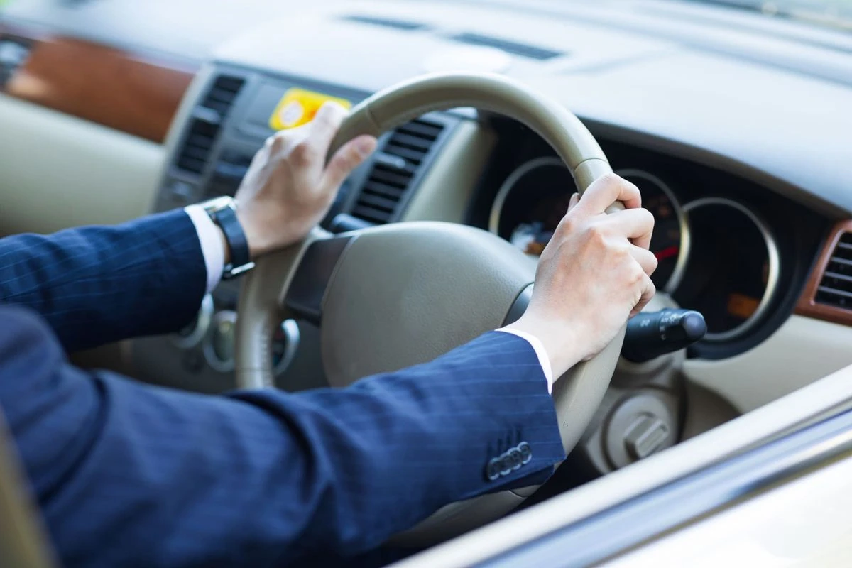 車を運転する手元のイメージ