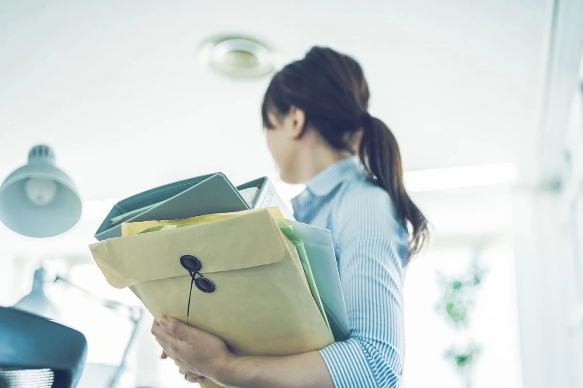 書類を抱える女性のイメージ