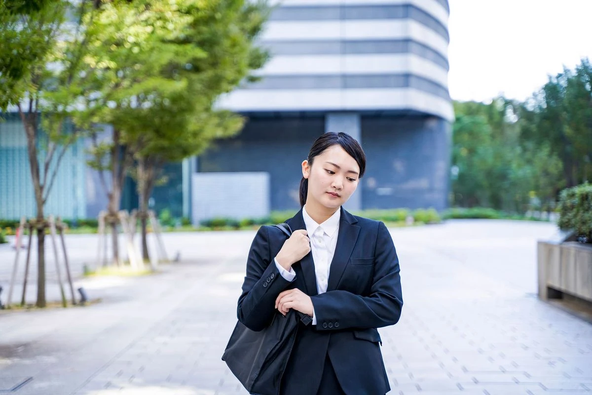 スーツを着た憂鬱な表情の女性