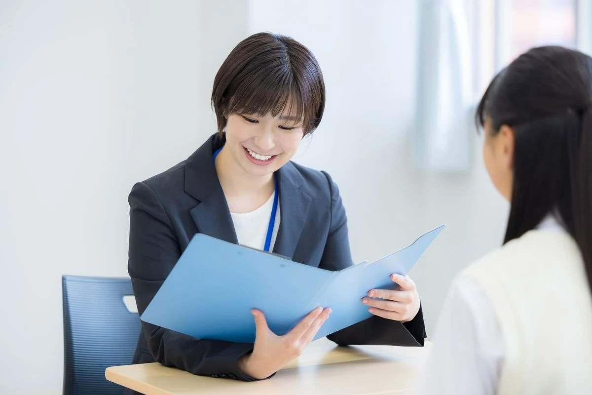 書類を確認しながら面接をしている女性のイメージ